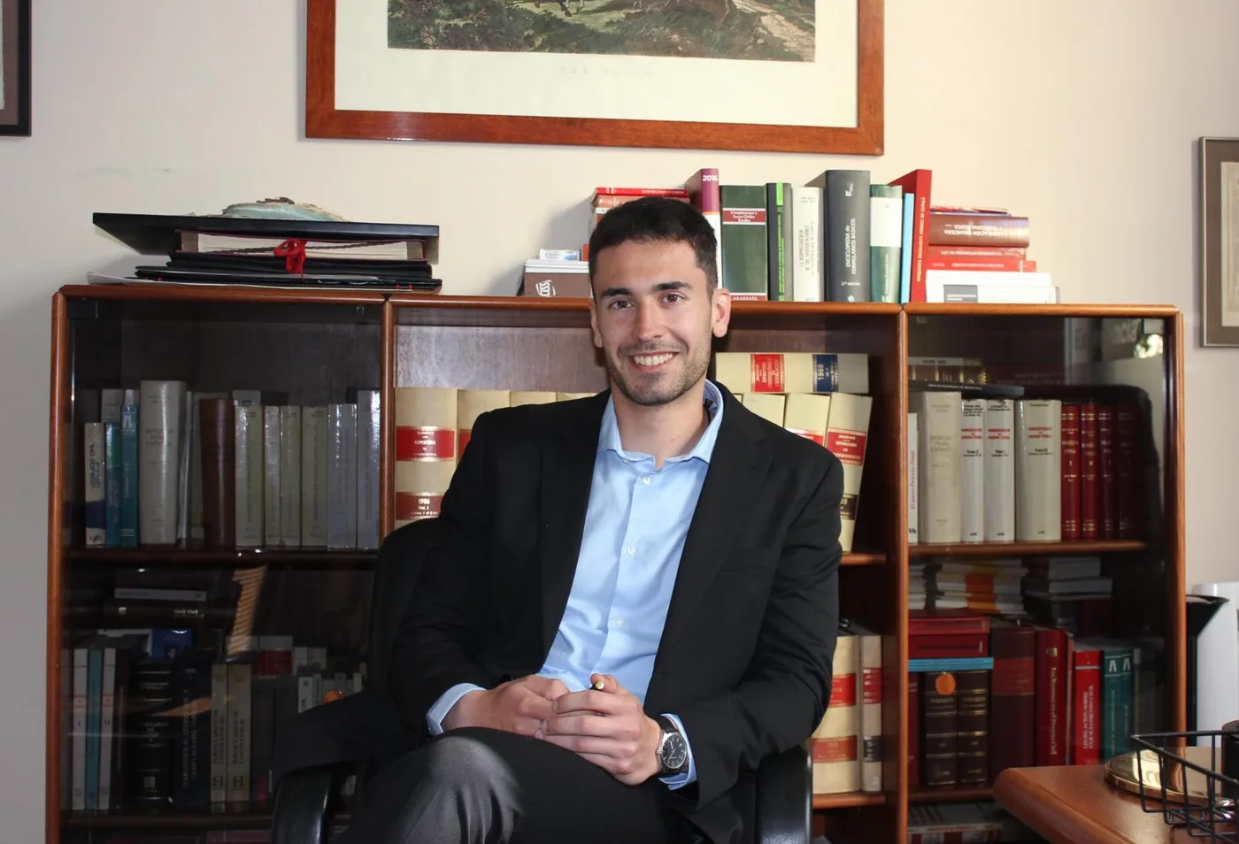 Antonio Galiano Ortega junto a su biblioteca jurídica